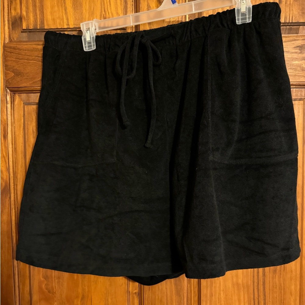 3X Zenana women’s terry shorts. EUC. Black with tie at the waist. Pockets.